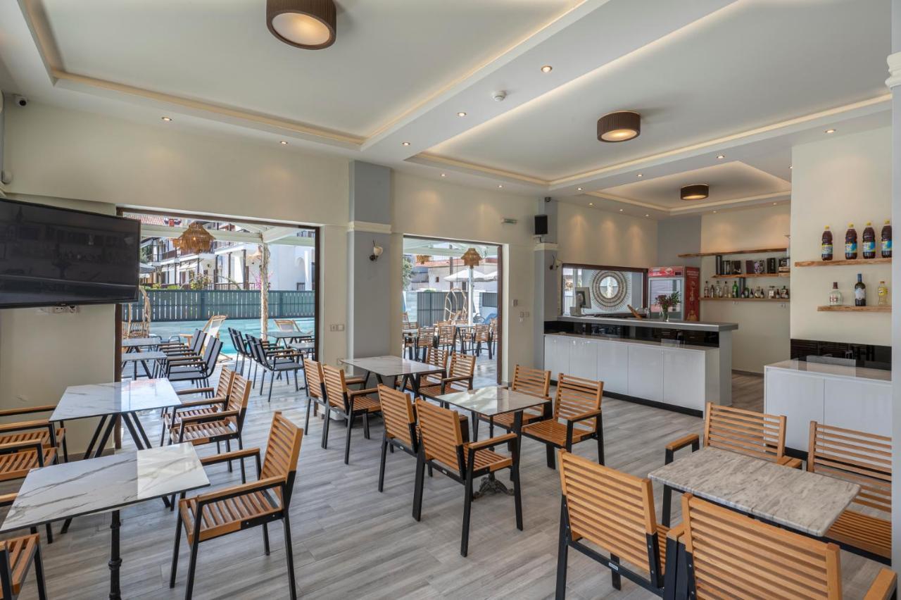 Adonis Hotel Pefkochori Exterior photo
