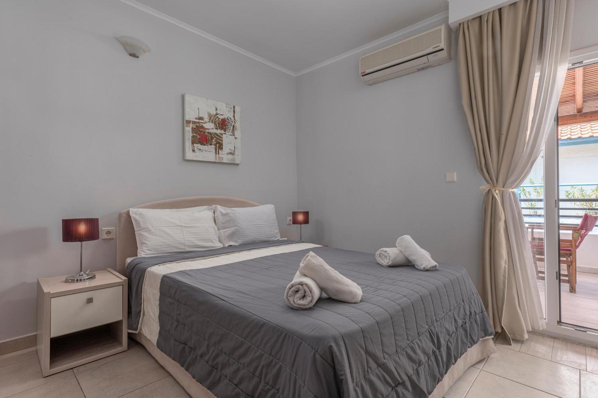 Adonis Hotel Pefkochori Room photo